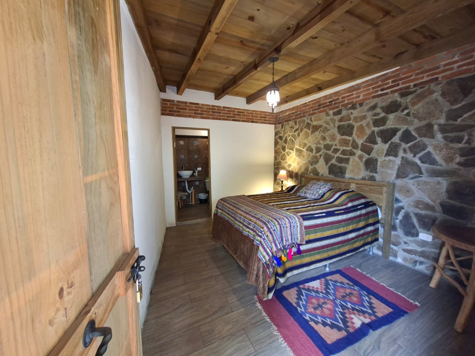 Casa con locales comerciales en el casco de Antigua